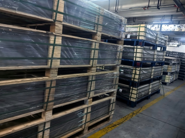 Обвязка PET (ID: 124) компании Juhong Packing, сертифицированная AAR, и промышленная стретч-пленка высокой прозрачности, фиксирующая поддоны из флоат-стекла для безопасной транспортировки в листовой стекольной и керамической промышленности.